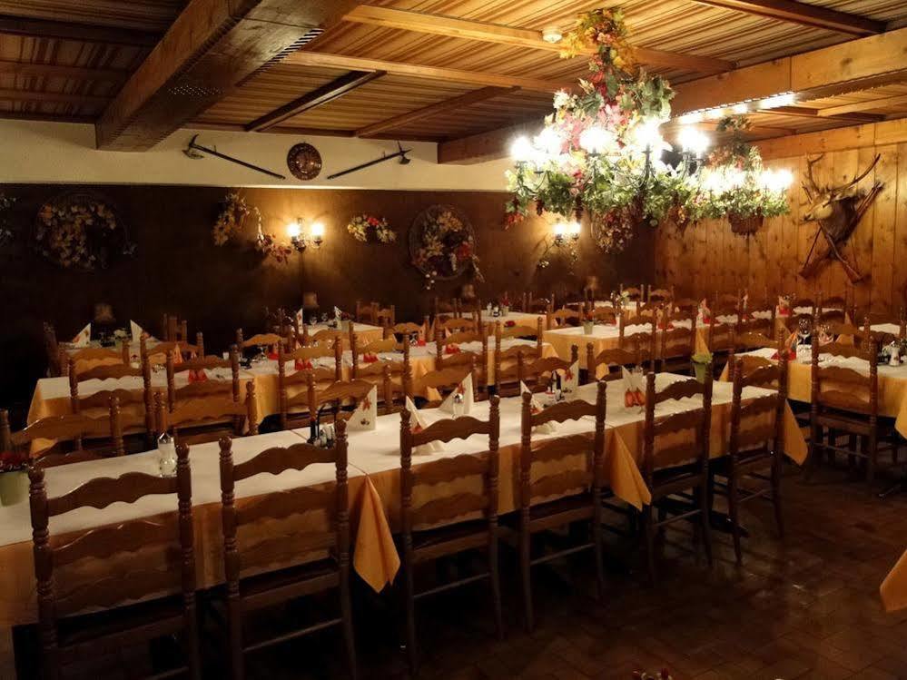 Hotel Restaurant Du Cret Bourg-Saint-Pierre Esterno foto